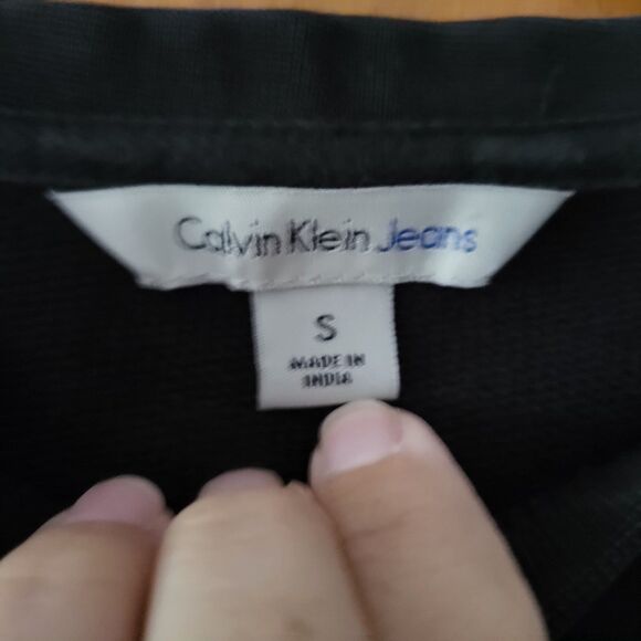 Junior's size Small Calvin Klein cropped crewneck sweatshirt - Picture 2 of 4